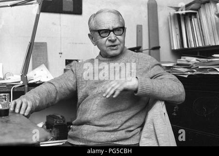 "Die tschechische Maler Vaclav Bostik (1913-2005) am Schreibtisch in seinem Studio in Prag. Zwischen 1937-39 und 1945 Bostik studierte an der Akademie der Bildenden Künste in Prag und war ein Mitglied der Gruppen "UB 12'' und ''Nova'' werden In". Stockfoto