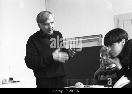 "Die tschechische Maler Milan Grygar (1926 Geboren in Zvolen) in seinem Studio in Prag. Grygar ist am besten für seine ''Akusticka kresba'' (''Akustische Zeichnungen''), in der er in grafische Formen übersetzt Klingt bekannt." Stockfoto