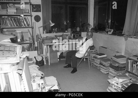 Die tschechischen Künstler Jiri Kolar (1914-2002) in seinem Atelier in Paris. Kolar war Mitbegründer der Künstlergruppe werden in 42 (Gruppe 42), einer der Unterzeichner der Charta 77 und einer der prominentesten Dissidenten der tschechoslowakische Regime. Stockfoto