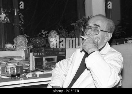Die tschechischen Künstler Jiri Kolar (1914-2002) in seinem Atelier in Paris. Kolar war Mitbegründer der Künstlergruppe werden in 42 (Gruppe 42), einer der Unterzeichner der Charta 77 und einer der prominentesten Dissidenten der tschechoslowakische Regime. Stockfoto
