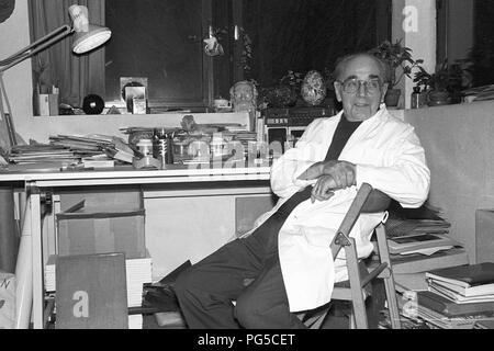 Die tschechischen Künstler Jiri Kolar (1914-2002) in seinem Atelier in Paris. Kolar war Mitbegründer der Künstlergruppe werden in 42 (Gruppe 42), einer der Unterzeichner der Charta 77 und einer der prominentesten Dissidenten der tschechoslowakische Regime. Stockfoto