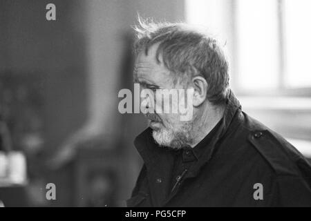 Der tschechischen Maler und Bildhauer Wladimir Kopecky (geboren 1931) in seinem Studio in Prag. Kopecky ist vor allem für sein Glas Skulpturen bekannt und seit 1990 ist er Direktor der Gläsernen Studio von der Universität für Angewandte Kunst in Prag. Stockfoto