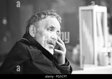 Der tschechischen Maler und Bildhauer Wladimir Kopecky (geboren 1931) in seinem Studio in Prag. Kopecky ist vor allem für sein Glas Skulpturen bekannt und seit 1990 ist er Direktor der Gläsernen Studio von der Universität für Angewandte Kunst in Prag. Stockfoto