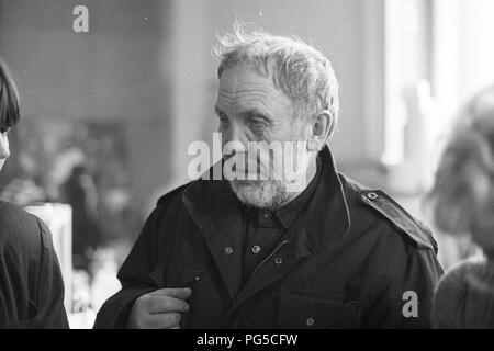 Der tschechischen Maler und Bildhauer Wladimir Kopecky (geboren 1931) in seinem Studio in Prag. Kopecky ist vor allem für sein Glas Skulpturen bekannt und seit 1990 ist er Direktor der Gläsernen Studio von der Universität für Angewandte Kunst in Prag. Stockfoto
