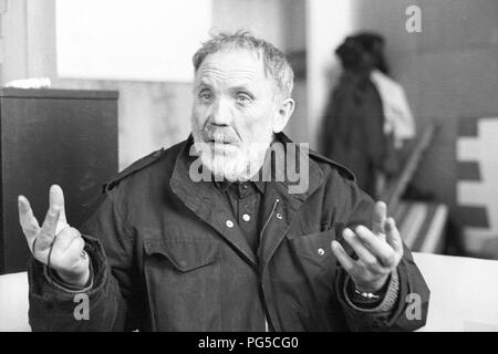Der tschechischen Maler und Bildhauer Wladimir Kopecky (geboren 1931) in seinem Studio in Prag. Kopecky ist vor allem für sein Glas Skulpturen bekannt und seit 1990 ist er Direktor der Gläsernen Studio von der Universität für Angewandte Kunst in Prag. Stockfoto
