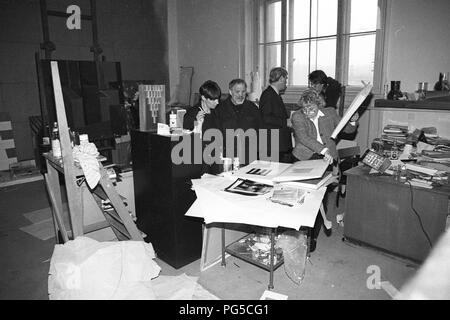 Der tschechischen Maler und Bildhauer Wladimir Kopecky (geb. 1931) mit Besuchern in seinem Studio in Prag. Kopecky ist vor allem für sein Glas Skulpturen bekannt und seit 1990 ist er Direktor der Gläsernen Studio von der Universität für Angewandte Kunst in Prag. Stockfoto