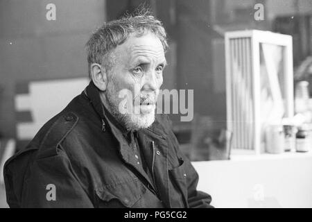 Der tschechischen Maler und Bildhauer Wladimir Kopecky (geboren 1931) in seinem Studio in Prag. Kopecky ist vor allem für sein Glas Skulpturen bekannt und seit 1990 ist er Direktor der Gläsernen Studio von der Universität für Angewandte Kunst in Prag. Stockfoto