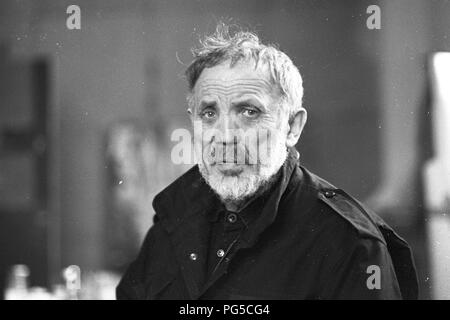 Der tschechischen Maler und Bildhauer Wladimir Kopecky (geboren 1931) in seinem Studio in Prag. Kopecky ist vor allem für sein Glas Skulpturen bekannt und seit 1990 ist er Direktor der Gläsernen Studio von der Universität für Angewandte Kunst in Prag. Stockfoto
