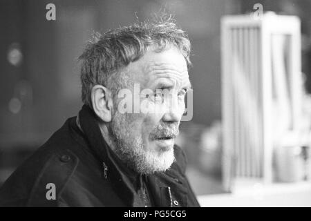 Der tschechischen Maler und Bildhauer Wladimir Kopecky (geboren 1931) in seinem Studio in Prag. Kopecky ist vor allem für sein Glas Skulpturen bekannt und seit 1990 ist er Direktor der Gläsernen Studio von der Universität für Angewandte Kunst in Prag. Stockfoto