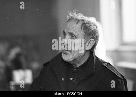 Der tschechischen Maler und Bildhauer Wladimir Kopecky (geboren 1931) in seinem Studio in Prag. Kopecky ist vor allem für sein Glas Skulpturen bekannt und seit 1990 ist er Direktor der Gläsernen Studio von der Universität für Angewandte Kunst in Prag. Stockfoto