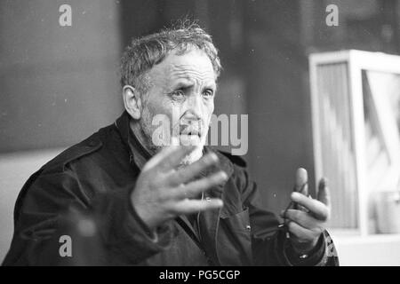 Der tschechischen Maler und Bildhauer Wladimir Kopecky (geboren 1931) in seinem Studio in Prag. Kopecky ist vor allem für sein Glas Skulpturen bekannt und seit 1990 ist er Direktor der Gläsernen Studio von der Universität für Angewandte Kunst in Prag. Stockfoto