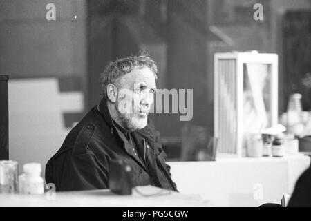 Der tschechischen Maler und Bildhauer Wladimir Kopecky (geboren 1931) in seinem Studio in Prag. Kopecky ist vor allem für sein Glas Skulpturen bekannt und seit 1990 ist er Direktor der Gläsernen Studio von der Universität für Angewandte Kunst in Prag. Stockfoto