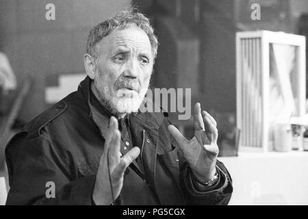 Der tschechischen Maler und Bildhauer Wladimir Kopecky (geboren 1931) in seinem Studio in Prag. Kopecky ist vor allem für sein Glas Skulpturen bekannt und seit 1990 ist er Direktor der Gläsernen Studio von der Universität für Angewandte Kunst in Prag. Stockfoto