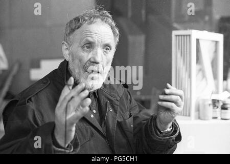 Der tschechischen Maler und Bildhauer Wladimir Kopecky (geboren 1931) in seinem Studio in Prag. Kopecky ist vor allem für sein Glas Skulpturen bekannt und seit 1990 ist er Direktor der Gläsernen Studio von der Universität für Angewandte Kunst in Prag. Stockfoto