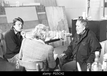 Der tschechischen Maler und Bildhauer Wladimir Kopecky (geb. 1931) mit Besuchern in seinem Studio in Prag. Kopecky ist vor allem für sein Glas Skulpturen bekannt und seit 1990 ist er Direktor der Gläsernen Studio von der Universität für Angewandte Kunst in Prag. Stockfoto