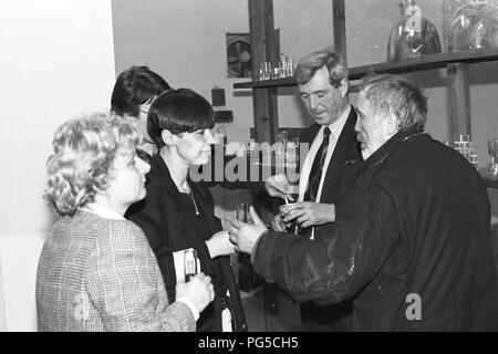 Der tschechischen Maler und Bildhauer Wladimir Kopecky (geb. 1931) mit Besuchern in seinem Studio in Prag. Kopecky ist vor allem für sein Glas Skulpturen bekannt und seit 1990 ist er Direktor der Gläsernen Studio von der Universität für Angewandte Kunst in Prag. Stockfoto
