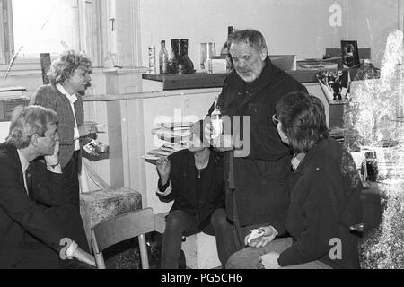 Der tschechischen Maler und Bildhauer Wladimir Kopecky (geb. 1931) mit Besuchern in seinem Studio in Prag. Kopecky ist vor allem für sein Glas Skulpturen bekannt und seit 1990 ist er Direktor der Gläsernen Studio von der Universität für Angewandte Kunst in Prag. Stockfoto