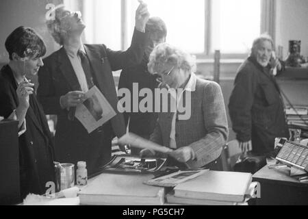 Besucher im Studio des tschechischen Malers und Bildhauers Wladimir Kopecky (am Telefon, im Hintergrund) in Prag. Kopecky ist vor allem für sein Glas Skulpturen bekannt und seit 1990 ist er Direktor der Gläsernen Studio von der Universität für Angewandte Kunst in Prag. Stockfoto