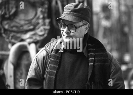 Der tschechischen Maler und Bildhauer Ales Vesely in seinem Studio in Prag. Vesely war Professor an der Akademie der Bildenden Künste in Prag seit 1990 gewesen und ist am besten für seine monumentalen Stahlskulpturen bekannt. Stockfoto