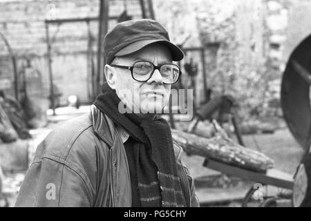 Der tschechischen Maler und Bildhauer Ales Vesely in seinem Studio in Prag. Vesely war Professor an der Akademie der Bildenden Künste in Prag seit 1990 gewesen und ist am besten für seine monumentalen Stahlskulpturen bekannt. Stockfoto