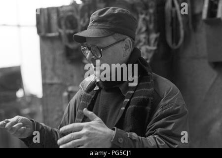Der tschechischen Maler und Bildhauer Ales Vesely in seinem Studio in Prag. Vesely war Professor an der Akademie der Bildenden Künste in Prag seit 1990 gewesen und ist am besten für seine monumentalen Stahlskulpturen bekannt. Stockfoto