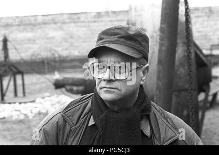 Der tschechischen Maler und Bildhauer Ales Vesely in seinem Studio in Prag. Vesely war Professor an der Akademie der Bildenden Künste in Prag seit 1990 gewesen und ist am besten für seine monumentalen Stahlskulpturen bekannt. Stockfoto