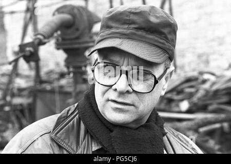 Der tschechischen Maler und Bildhauer Ales Vesely in seinem Studio in Prag. Vesely war Professor an der Akademie der Bildenden Künste in Prag seit 1990 gewesen und ist am besten für seine monumentalen Stahlskulpturen bekannt. Stockfoto