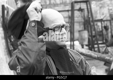 Der tschechischen Maler und Bildhauer Ales Vesely in seinem Studio in Prag. Vesely war Professor an der Akademie der Bildenden Künste in Prag seit 1990 gewesen und ist am besten für seine monumentalen Stahlskulpturen bekannt. Stockfoto