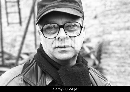 Der tschechischen Maler und Bildhauer Ales Vesely in seinem Studio in Prag. Vesely war Professor an der Akademie der Bildenden Künste in Prag seit 1990 gewesen und ist am besten für seine monumentalen Stahlskulpturen bekannt. Stockfoto