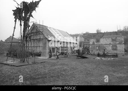 Der Garten des Studio von Ales Vesely. Der tschechischen Maler und Bildhauer ist vor allem für seine monumentalen Stein und Metall Skulpturen bekannt. Von 1990 Vesely war Professor an der Prager Akademie der Bildenden Künste. Stockfoto