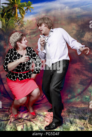 Elegant gekleidete Frau mit einem Glas Wein und ein Mann mit einem Mikrofon in der Hand zu singen und zu tanzen. Stockfoto