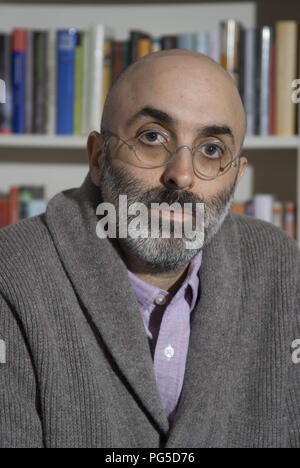 Berlin, DEU, 25.09.2014: Portrait Eduardo Halfon, Autor und Schriftsteller (Guatemala/USA). 1971 in Guatemala City geboren, ist er einer der wichtigsten Schriftsteller der jüngeren lateinamerikanischen Literatur. Ab 1981 wuchs er in den Vereinigten Staaten. Nach seiner Rückkehr nach Guatemala, lehrte er als Professor für Literatur an der Universidad Francisco Marroqun. Halfons Bücher wurden in zahlreiche Sprachen übersetzt. Eduardo Halfon lebt in Nebraska, USA Stockfoto