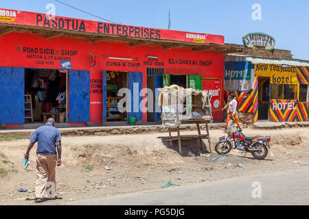 Menschen auf ihrem Weg zum Store Stockfoto