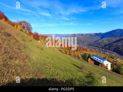 Herbst Karpaten Landschaft mit bunten gelb-orange-rot-braun Bäume am Hang und Rakhiv Stadt und Tysa Fluss in weit unter (Ansicht von Stockfoto