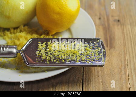 Frische organische Zitronenschale zum Kochen und Backen verwendet Stockfoto