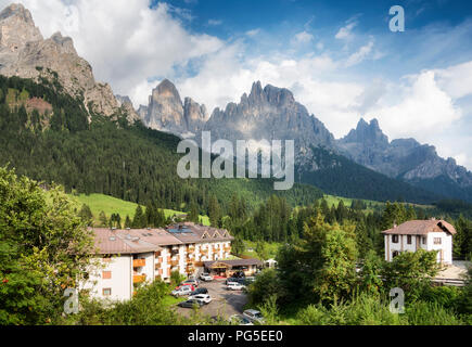 Die Pale di San Martino Gruppe Blick von San Martino di Castrozza. Sommer in den Dolomiten. Italien Stockfoto