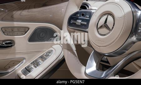 Genf, Schweiz - 6. MÄRZ 2018: Innenansicht des Mercedes Benz S 560 Cabrio Auto auf dem 88. Internationalen Automobilsalon in Genf präsentiert. Stockfoto