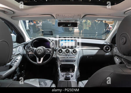 Genf, Schweiz - 6. MÄRZ 2018: Innenansicht des Mercedes Benz C-Klasse Hybrid Auto auf dem 88. Internationalen Automobilsalon in Genf präsentiert. Stockfoto