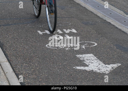 10 MPH Radweg Richtung Zeichen auf Straßen in städtischen Straße der Stadt gemalt. Fahrrad reiten über Zeichen zu Geschwindigkeitsbegrenzung für Sicherheit Stockfoto
