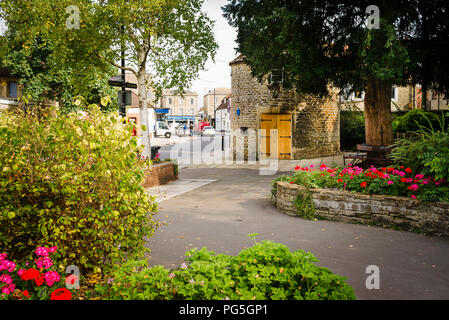 Ein kleiner Garten zur Entspannung im Zentrum von Llucmajor Wiltshire England Großbritannien Stockfoto