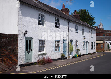 Eine Reihe von alten weiß gestrichenen Reihenhäuser im alten Teil von Marlborough Stadt in Wiltshire England Großbritannien Stockfoto