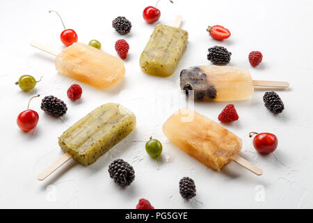 Bild von oben von gefrorenem Obst Eis, Stachelbeere, Black, Cherry Stockfoto