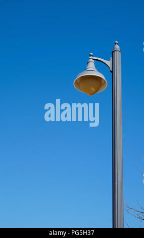 Straßenlaterne in einem Wohngebiet von McKinney, Texas, Vorort von Dallas - Fort Worth. Vertikale, Kopieren, blauer Himmel, keine Menschen. Stockfoto