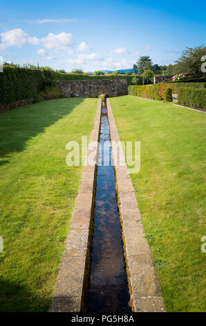 Eine lineare rill Wasserspiel im Garten in der Blencowe Halle in Cumbria England Großbritannien Stockfoto