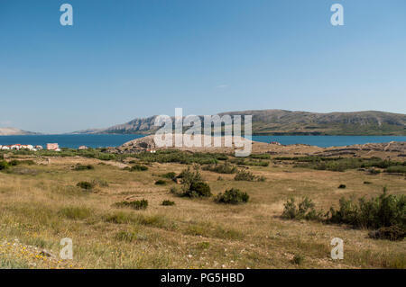 Kroatien: Panoramablick auf den Fjord und das Dorf Stara Novalja, einem kleinen Dorf entlang der Bucht von Pag auf der Insel Pag in der Adria Stockfoto