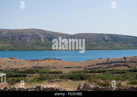 Kroatien: Panoramablick auf den Fjord und das Dorf Stara Novalja, einem kleinen Dorf entlang der Bucht von Pag auf der Insel Pag in der Adria Stockfoto