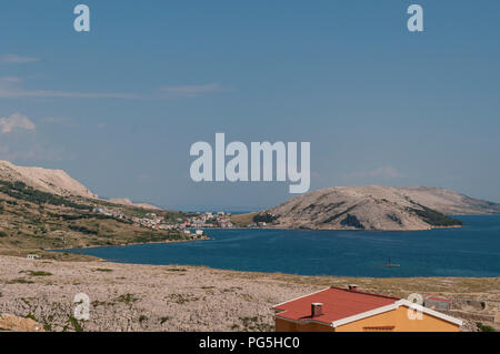 Kroatien: Panoramablick auf den Fjord und das Dorf Stara Novalja, einem kleinen Dorf entlang der Bucht von Pag auf der Insel Pag in der Adria Stockfoto