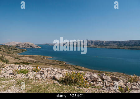 Kroatien: Panoramablick auf den Fjord und das Dorf Stara Novalja, einem kleinen Dorf entlang der Bucht von Pag auf der Insel Pag in der Adria Stockfoto