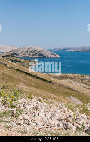 Kroatien: Panoramablick auf den Fjord und das Dorf Stara Novalja, einem kleinen Dorf entlang der Bucht von Pag auf der Insel Pag in der Adria Stockfoto