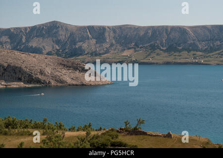 Kroatien: Panoramablick auf den Fjord und das Dorf Stara Novalja, einem kleinen Dorf entlang der Bucht von Pag auf der Insel Pag in der Adria Stockfoto